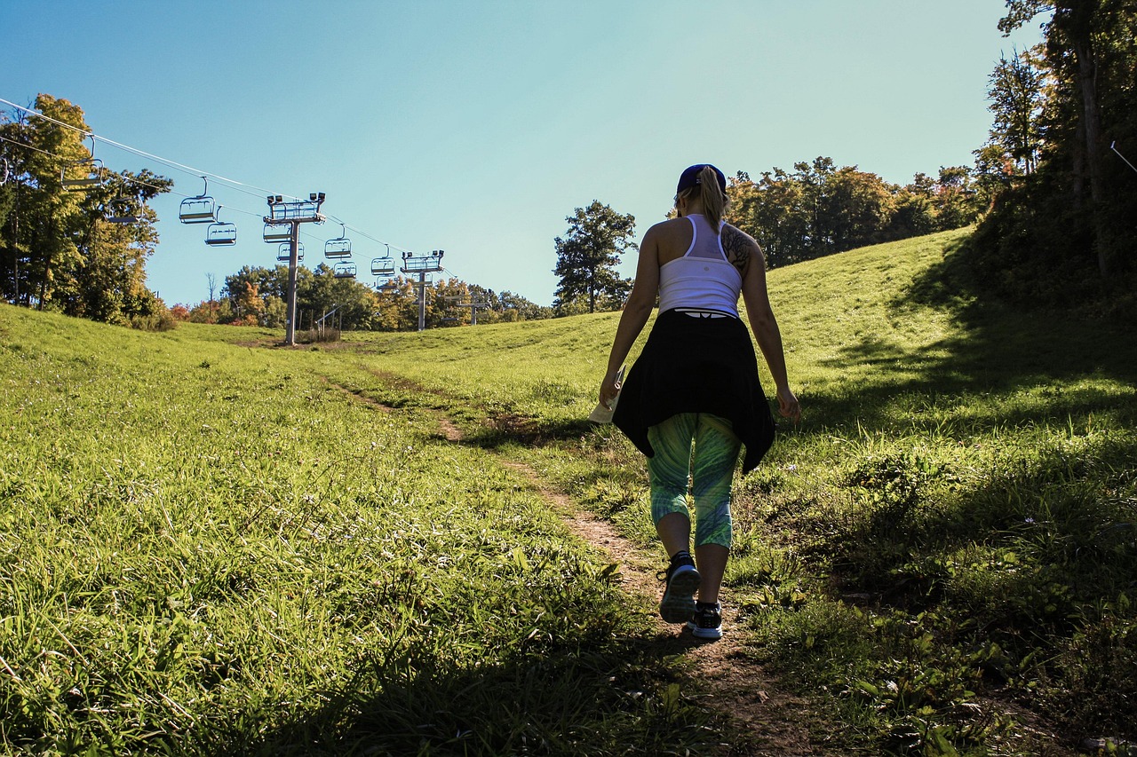 美女高速途中遇困境机智应对，旅途挑战与解决之道