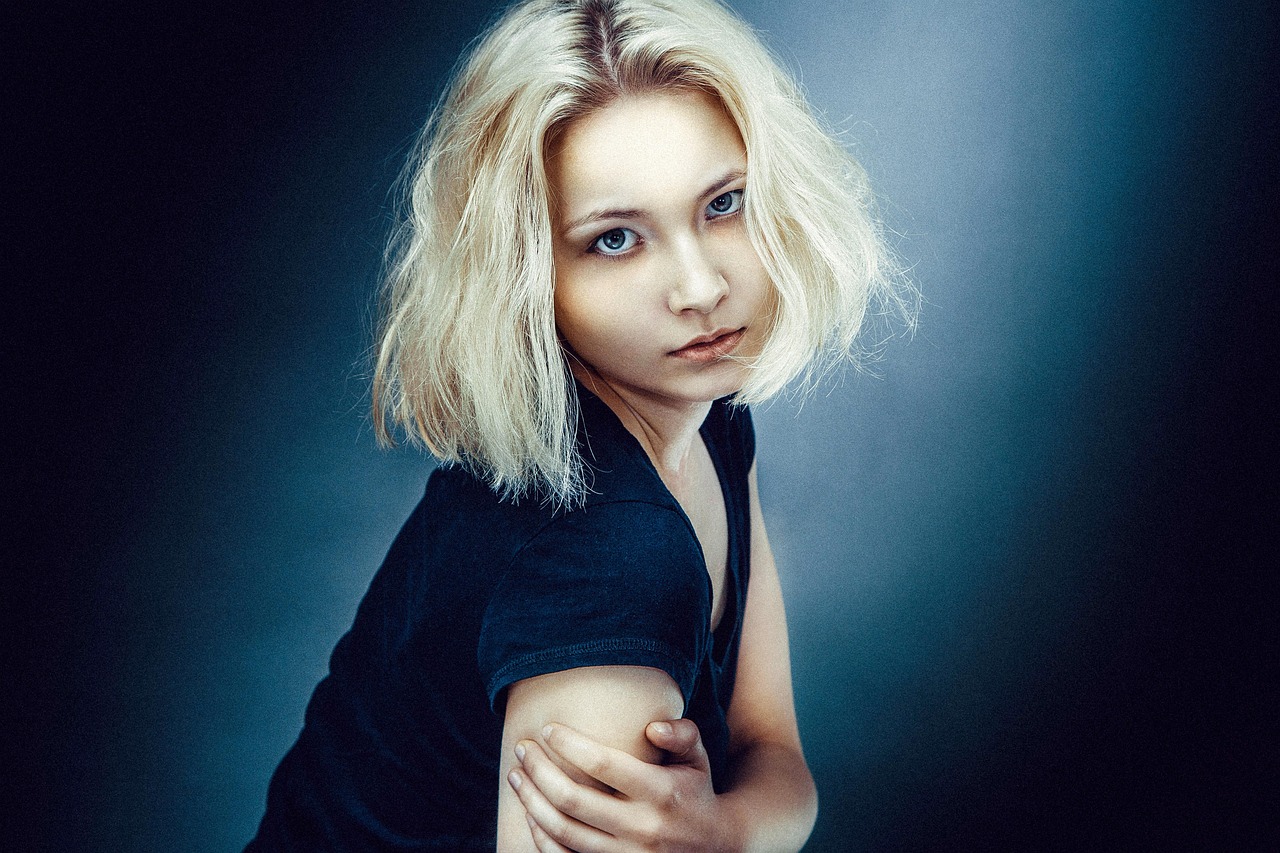 单身女明星的独立之光与魅力之影