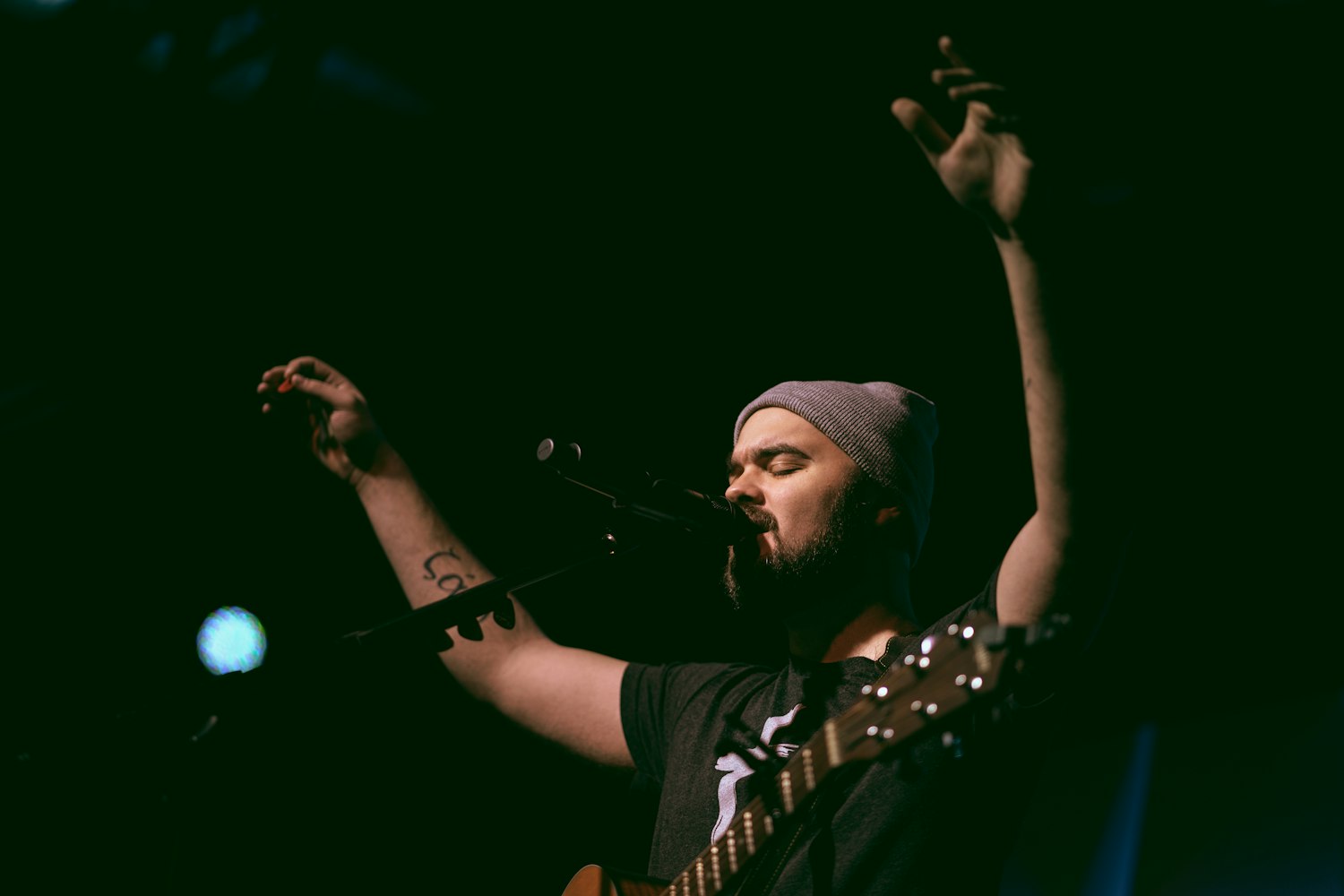 单立文，从舞台到荧屏的艺术之路璀璨之旅