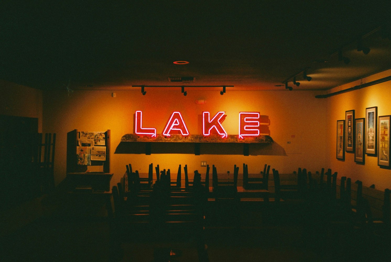 随波逐流电影，时代浪潮中的影像叙事